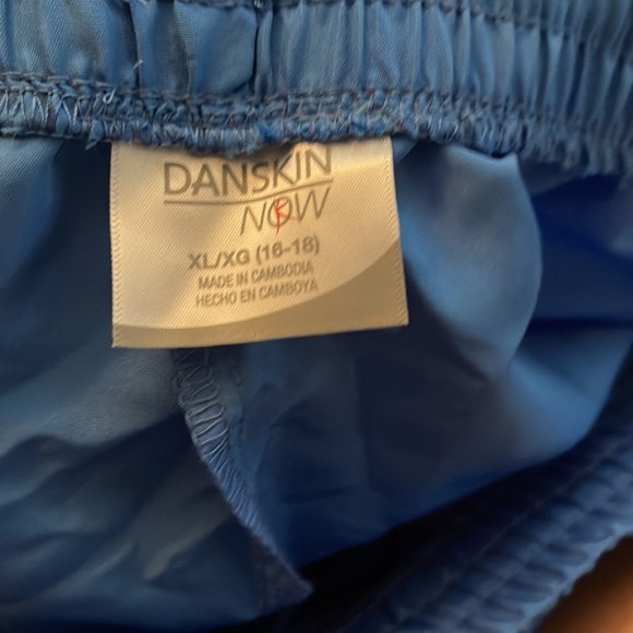 Summer shorts must go - Picture 3 of 4